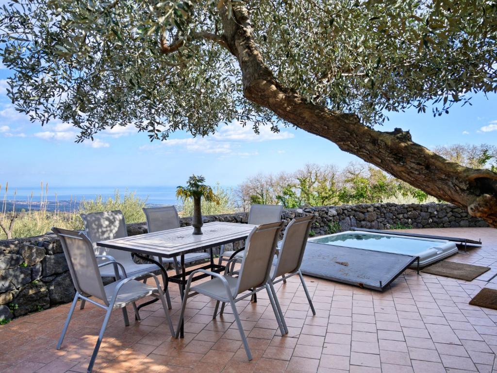 Lovely Villa in Piedimonte Etneo with Private Swimming Pool