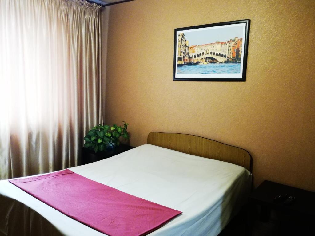 ヨシュカル・オラにあるКвартира на Пролетарской 44のベッドルーム1室(ピンクの凧が付いたベッド1台付)