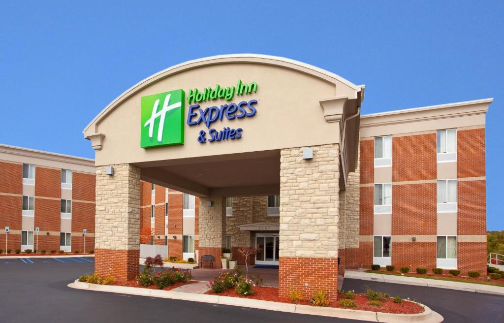 un montage d’un bâtiment avec une navette et un échangeur d’innovation dans l'établissement Holiday Inn Express Hotel & Suites Auburn Hills, an IHG Hotel, à Auburn Hills