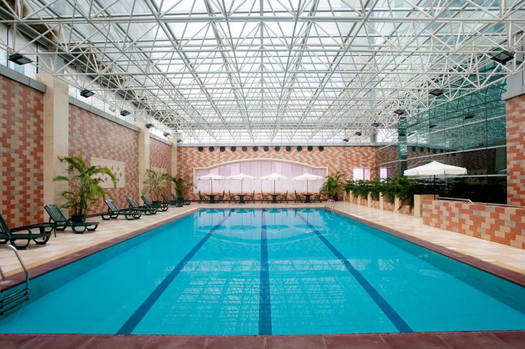 Bazén v ubytování Holiday Inn Shanghai Pudong by IHG nebo v jeho okolí