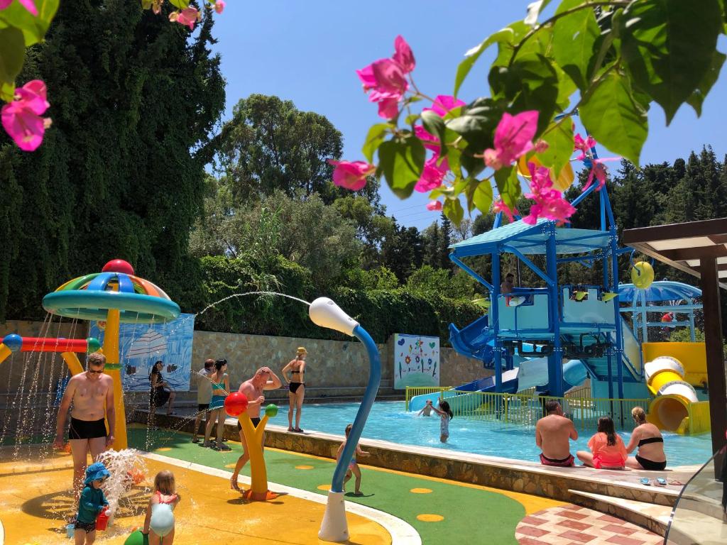 Bazén v ubytování Rodos Palace Hotel nebo v jeho okolí