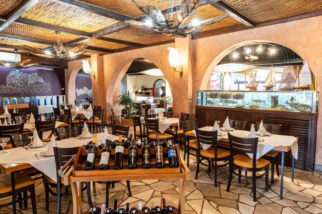 Reštaurácia alebo iné gastronomické zariadenie v ubytovaní Pansion Epetium