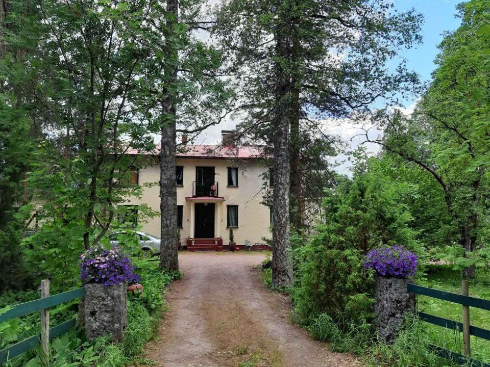 una casa en medio de un camino de tierra en Peaceful Pernaja en Garpgård