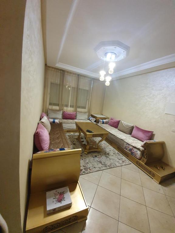 Posezení v ubytování Appartement avec piscine, 1min de la plage