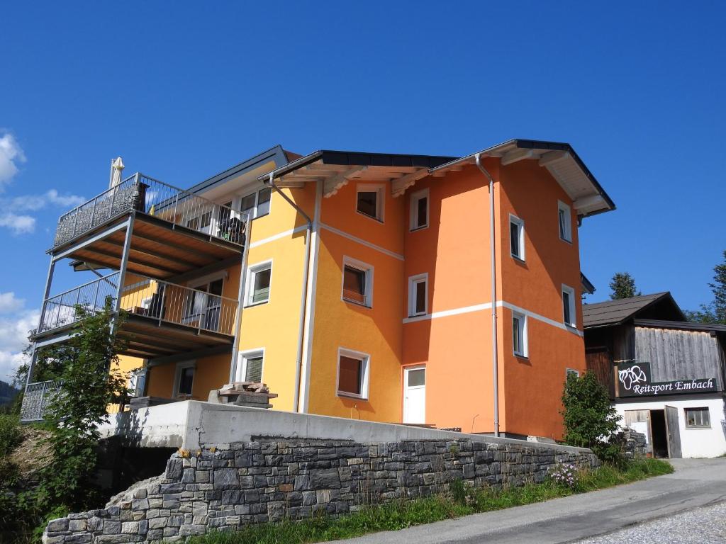 Budova, v ktorej sa apartmán nachádza