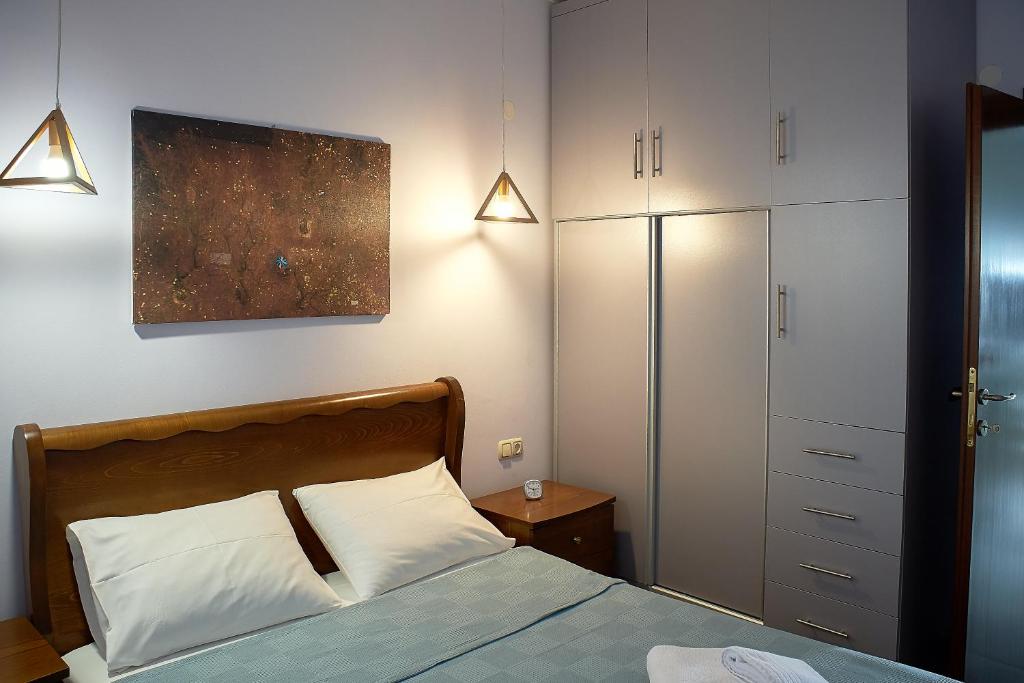 um quarto com uma cama e um quadro na parede em Varvara Lake Dramatown Studio em Drama