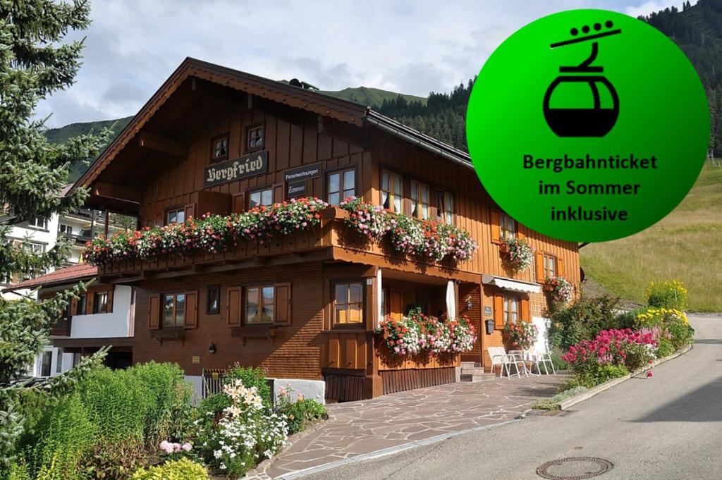 ein Gebäude mit einem grünen Frisbee davor in der Unterkunft Das Bergfried - Urlaub zentral und ruhig! in Riezlern