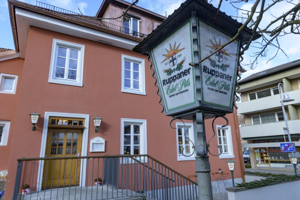 ein Straßenlicht vor einem Gebäude in der Unterkunft Gasthaus Adler Allmannsdorf in Konstanz
