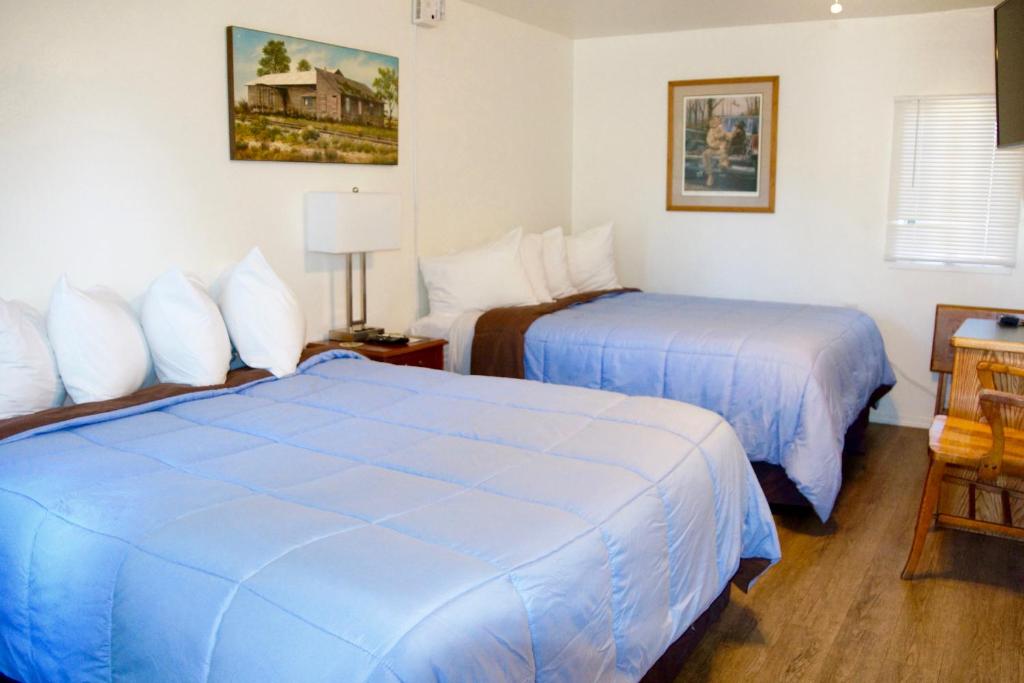 Postel nebo postele na pokoji v ubytování Arbor Inn Motel Oakridge