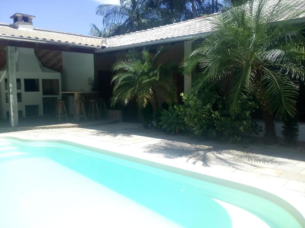 una piscina frente a una casa en Le Loup Residência para Hospedagem Suítes 1, en Blumenau