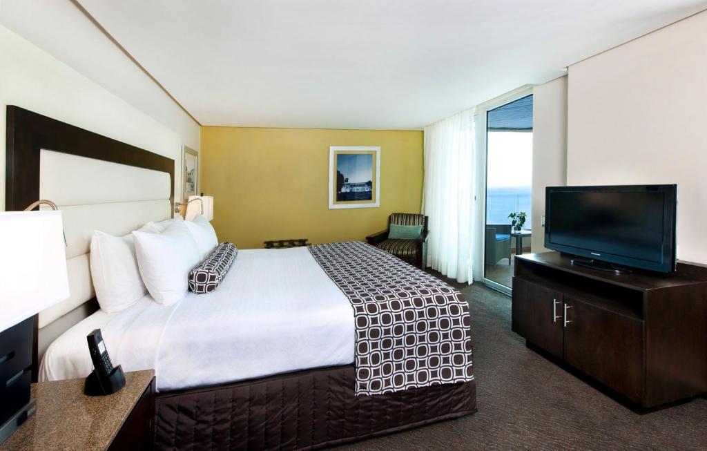 TV a/nebo společenská místnost v ubytování Crowne Plaza Santo Domingo by IHG