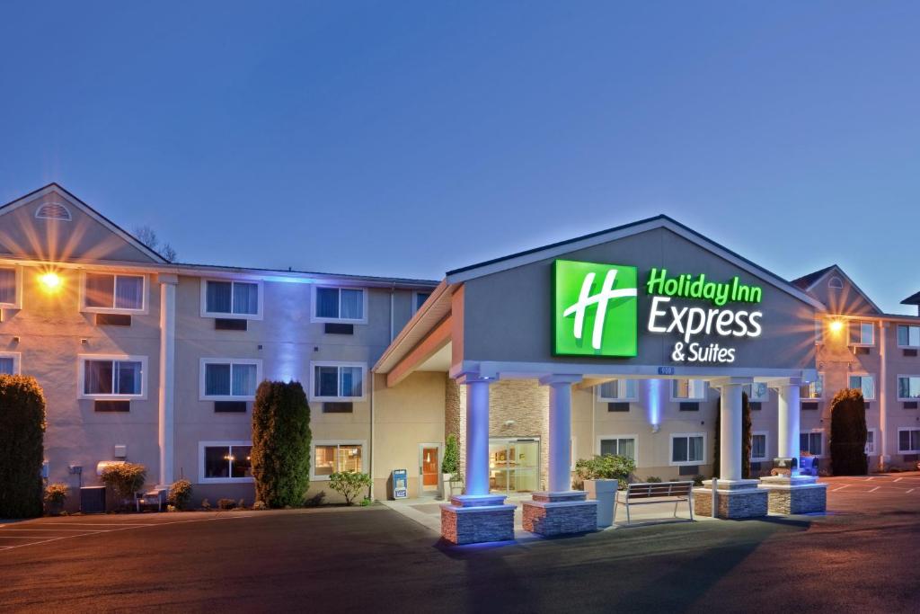 una habitación de hotel con un cartel para el personal del hotelex express en Holiday Inn Express Hotels & Suites Burlington, an IHG Hotel, en Burlington