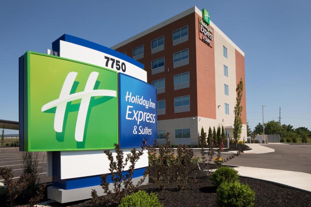 Holiday Inn Express & Suites - Cincinnati North - Liberty Way, an IHG Hotel في ويست تشيستر: لافته امام مستشفى