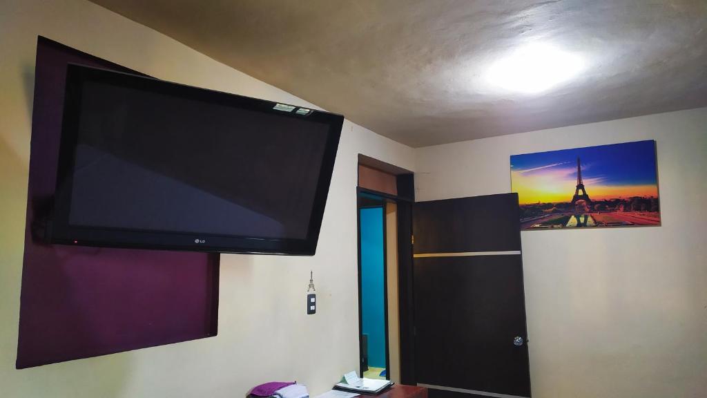 TV a/nebo společenská místnost v ubytování Relax Home Aeropuerto-Tren Maya