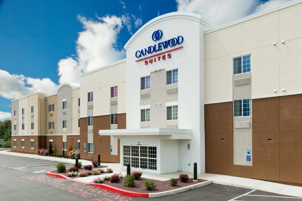 een weergave van de voorkant van een carlevard suites hotel bij Candlewood Suites Harrisburg I-81 Hershey Area, an IHG Hotel in Harrisburg