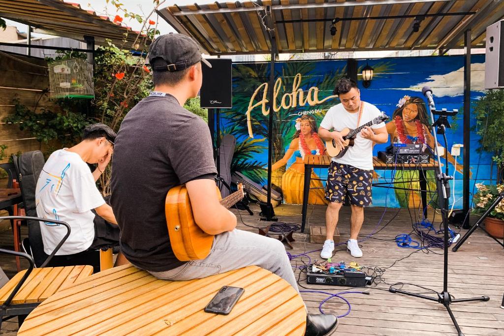 Hosté ubytování Chengdu Flipflop Hostel - Right Next To Taikooli & Metro - Chill & Social Rooftop Garden Bar - Free Activities - Friendly English Speaking Staff - Tibet, Panda, Buddha & Snow Mountain Tours