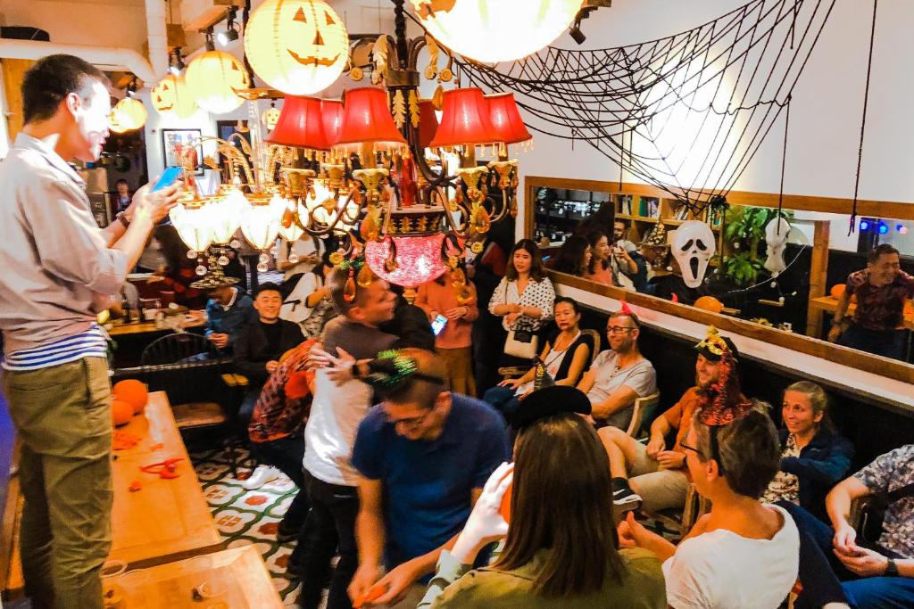 Hosté ubytování Chengdu Flipflop Hostel - Right Next To Taikooli & Metro - Chill & Social Rooftop Garden Bar - Free Activities - Friendly English Speaking Staff - Tibet, Panda, Buddha & Snow Mountain Tours