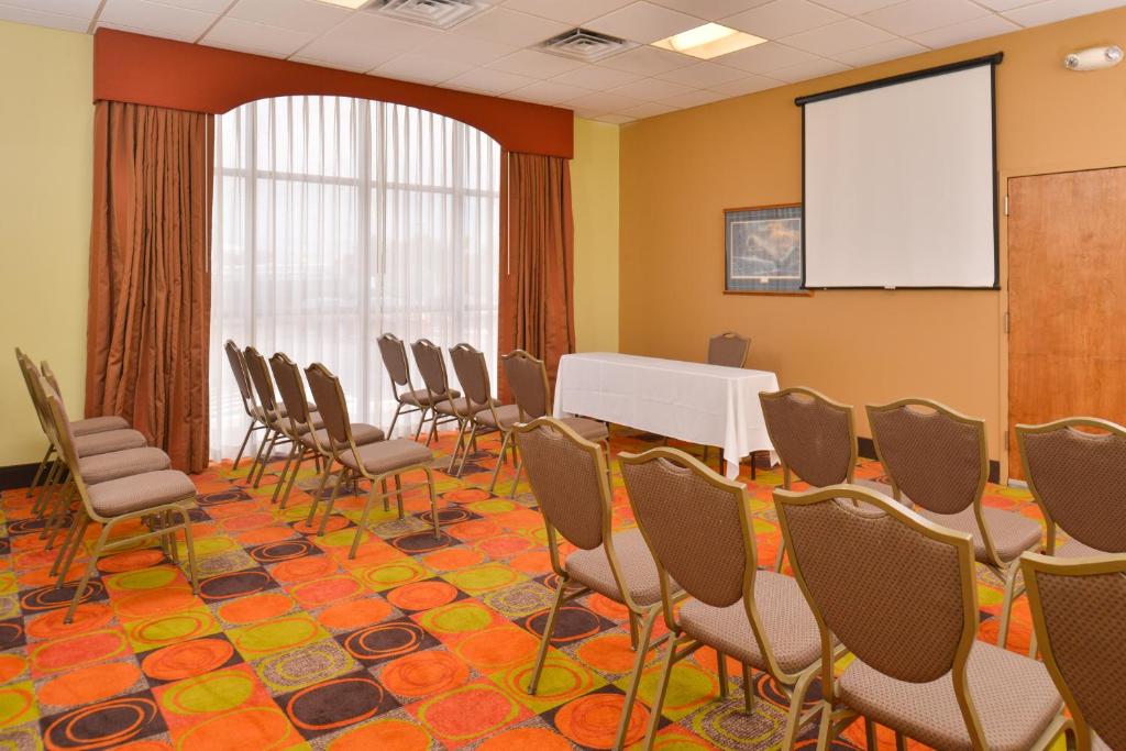 Ramada Plaza by Wyndham Sheridan Hotel & Convention Center photo
