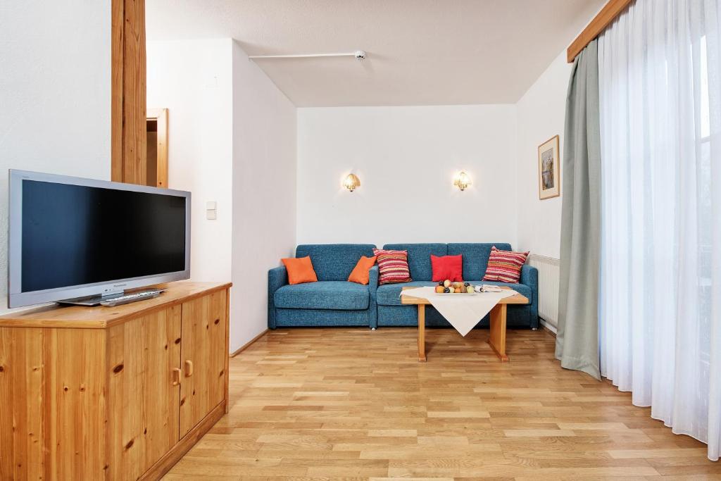 TV a/nebo společenská místnost v ubytování Wellness Landhaus Parth