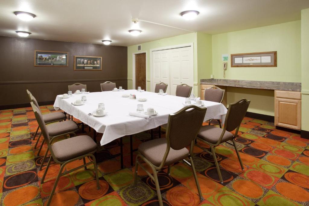 Ramada Plaza by Wyndham Sheridan Hotel & Convention Center photo