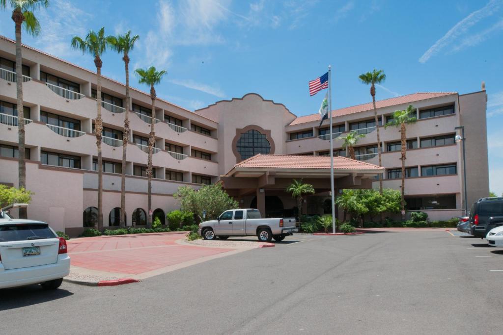 un hotel con un camión estacionado frente a él en GreenTree Hotel Phoenix West en Phoenix