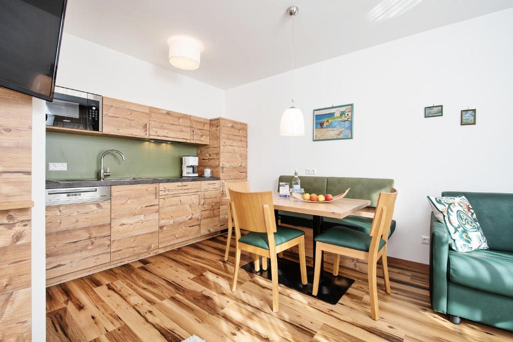 Kuchyň nebo kuchyňský kout v ubytování Wellness Landhaus Parth