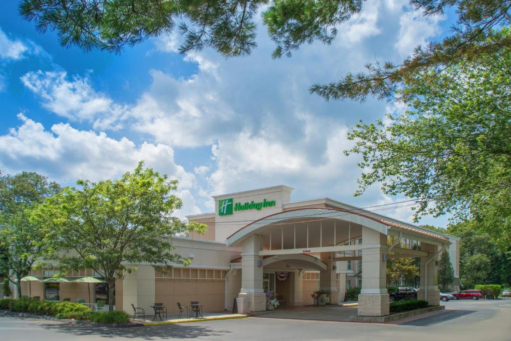 a hotel building with a sign that reads h pharmacy at Holiday Inn South Kingstown-Newport Area, an IHG Hotel in South Kingstown