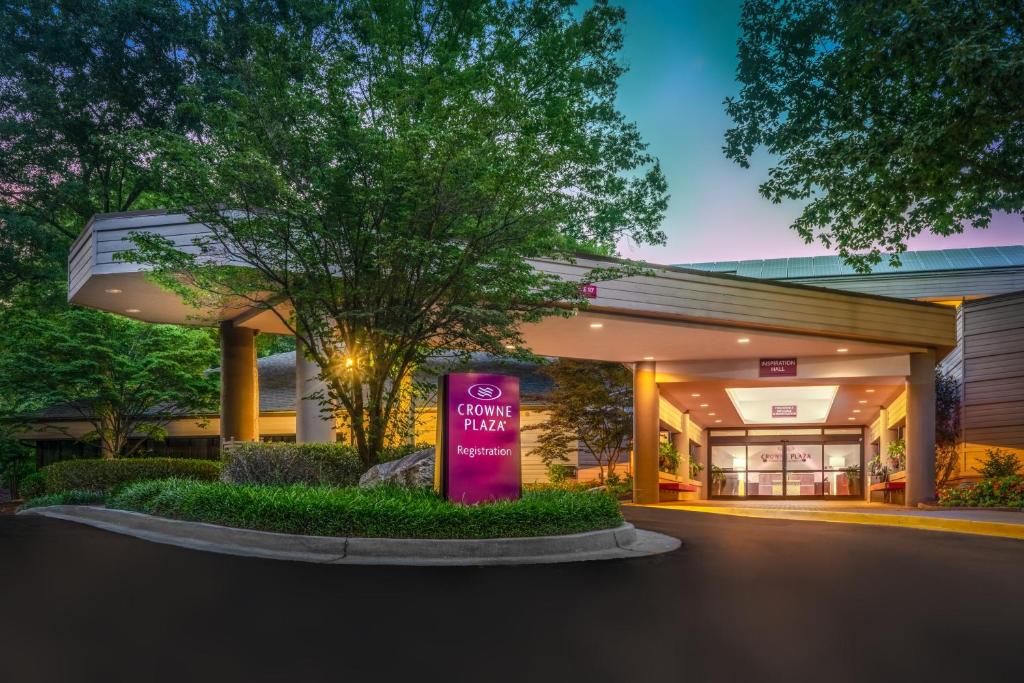 un edificio con una señal rosa delante de él en Crowne Plaza Atlanta SW - Peachtree City, an IHG Hotel, en Peachtree City