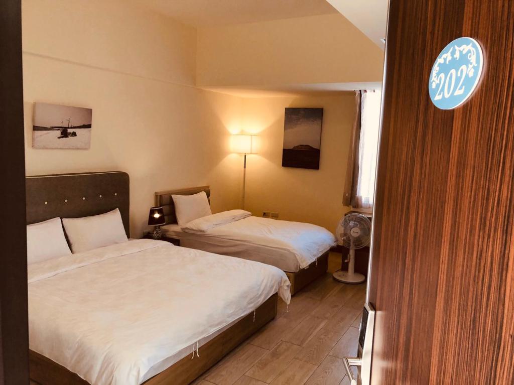 Postel nebo postele na pokoji v ubytování Tien Hsiang Lin Sea Dragon King Hotel