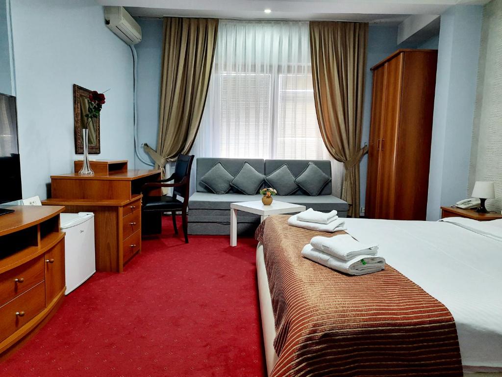 Postel nebo postele na pokoji v ubytování Hotel Aristocrat & Fish Restaurant