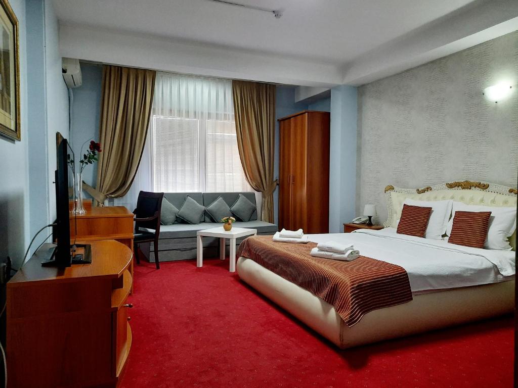 Postel nebo postele na pokoji v ubytování Hotel Aristocrat & Fish Restaurant