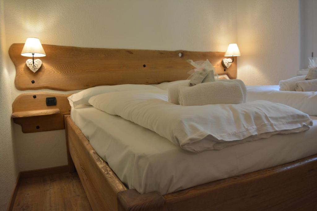 Postel nebo postele na pokoji v ubytování ALPieve Albergo Pieve