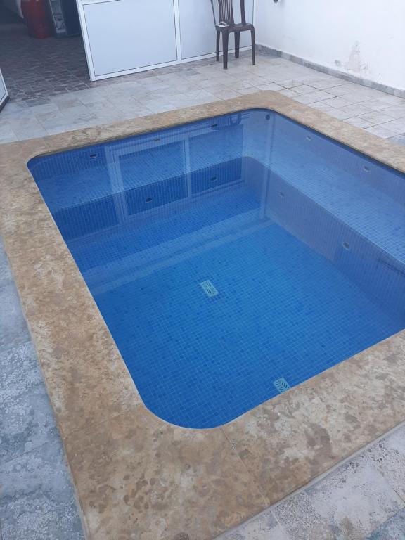 Bazén v ubytování Villa CLIMATISEE avec piscine privée, ras el ma nebo v jeho okolí