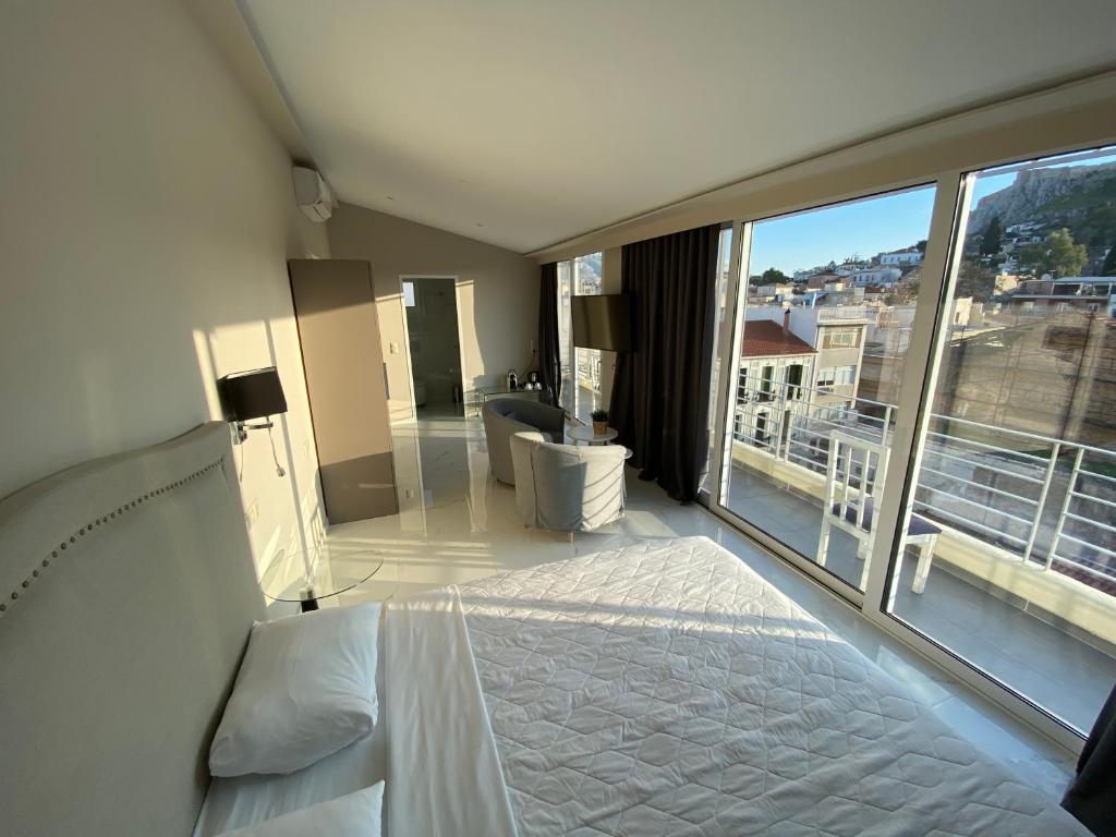 Postel nebo postele na pokoji v ubytování 24K Athena Suites