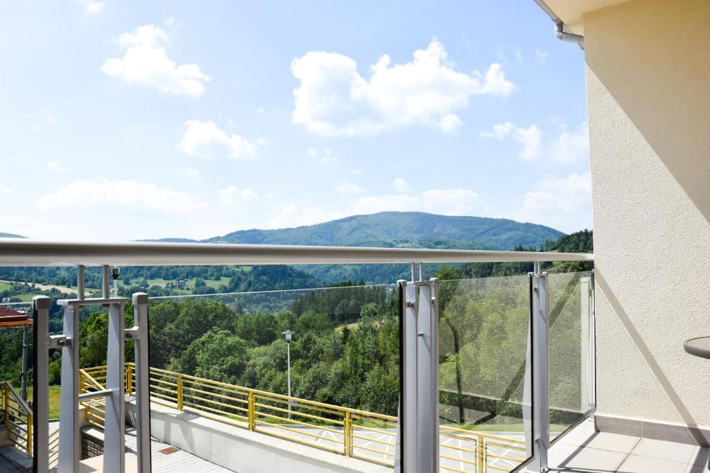 een balkon met uitzicht op de bergen bij Kamienna - Apartament FRESH in Wisła