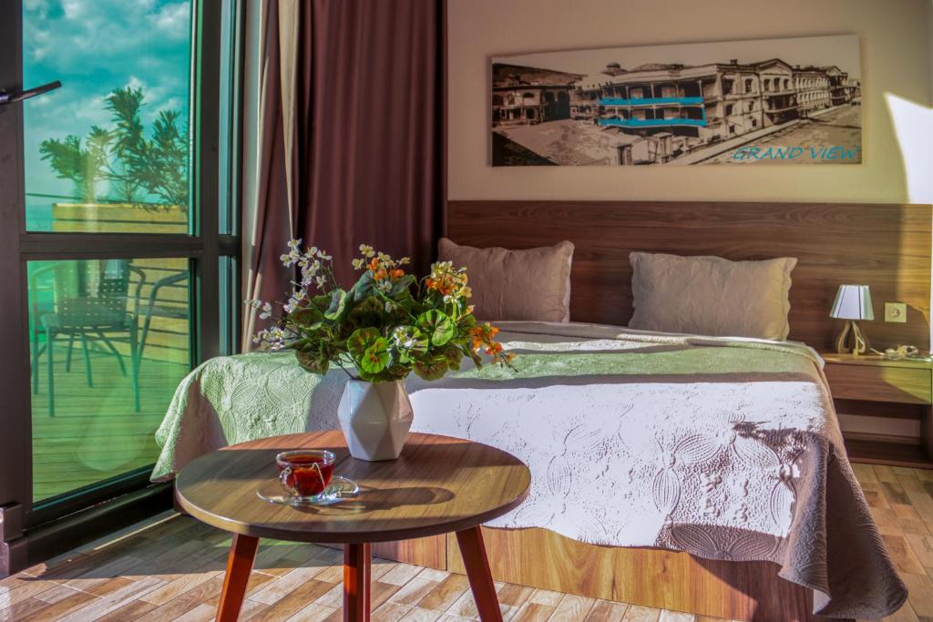 Postel nebo postele na pokoji v ubytování Hotel Grand View in Tbilisi