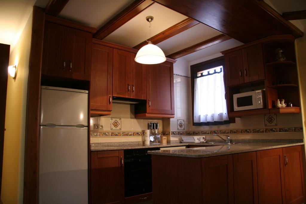 A kitchen or kitchenette at Apartamentos La Iglesia