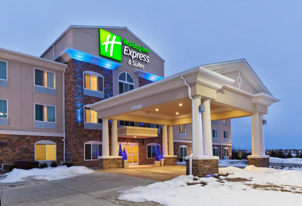 Holiday Inn Express & Suites - Omaha I - 80, an IHG Hotel في Gretna: فندق أجنحة السفارات غير مريح في الثلج