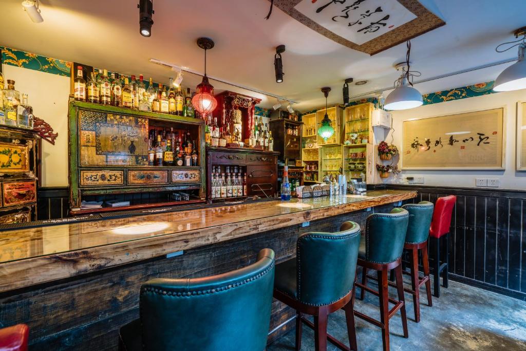 Lounge nebo bar v ubytování Chengdu Mix Hostel - Next To Wenshu Monastery - Sichuan Style Chill & Social Courtyard House - Free Activities - Friendly English Speaking Staff - Tibet, Panda, Buddha & Snow Mountain Tours