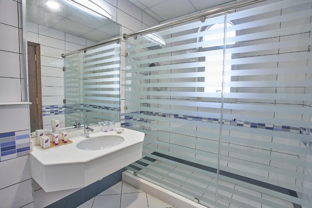 Uma casa de banho em TIME Express Hotel Al Khan