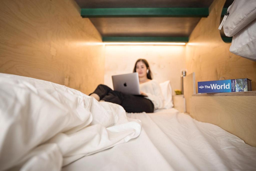 Postel nebo postele na pokoji v ubytování Green Marmot Capsule Hotel Zürich