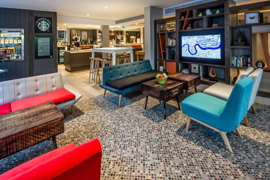 Posezení v ubytování Holiday Inn London Camden Lock by IHG