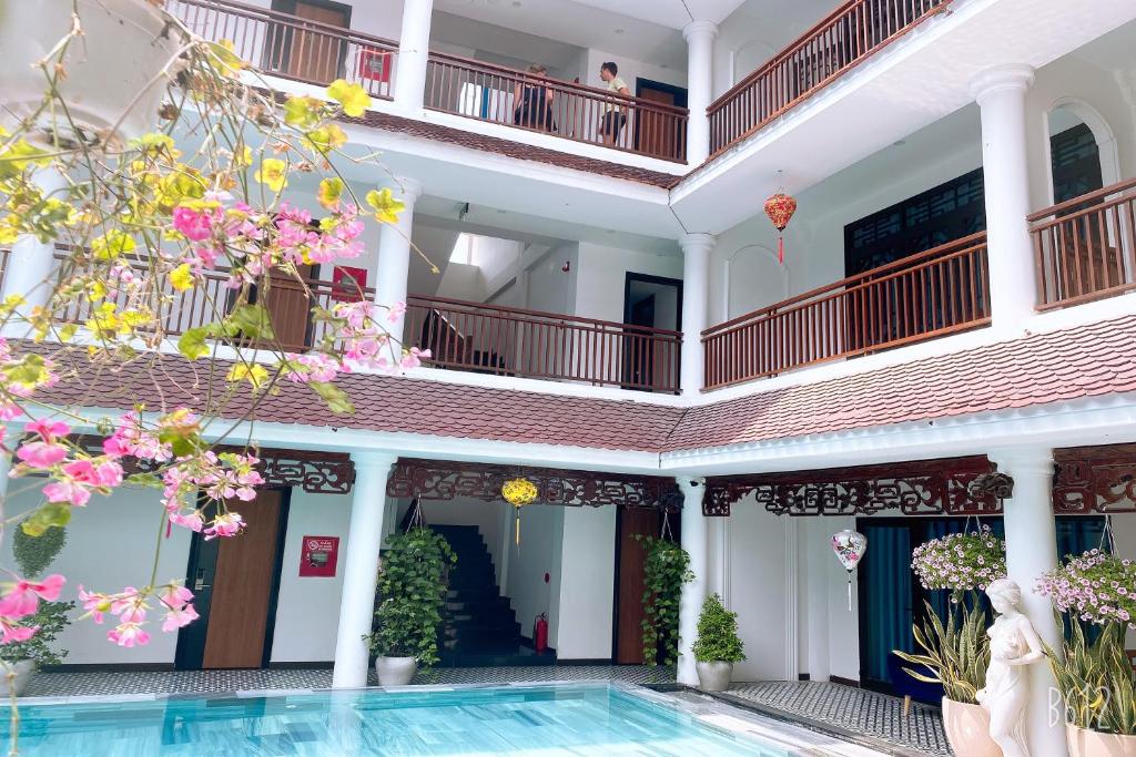 Thanh Bình Central Hotel kết hợp vị trí trung tâm với không gian nghỉ dưỡng có hồ bơi ngoài trời, cây xanh và khu vực ghế nằm thư giãn, thuận tiện để du khách nghỉ ngơi sau hành trình khám phá phố cổ.