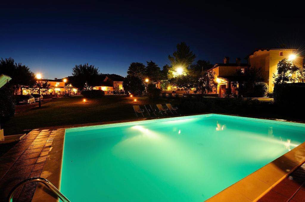 Bazén v ubytování Borgo Mandoleto - Country Resort & Spa nebo v jeho okolí