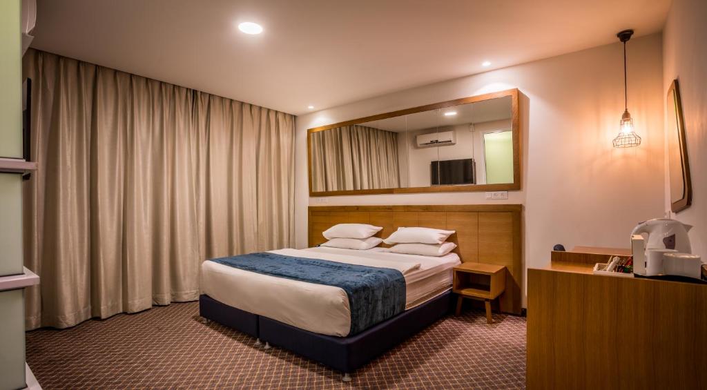 Postel nebo postele na pokoji v ubytování Embassy Hotel Tel Aviv