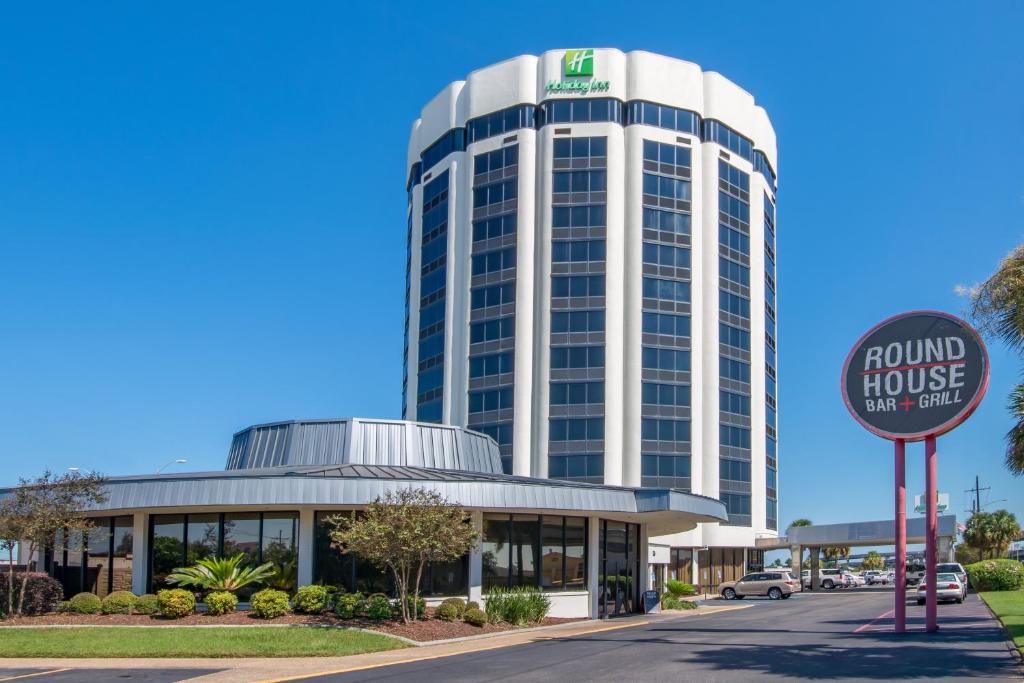 a round house hotel with a sign in front of it at Holiday Inn New Orleans West Bank Tower, an IHG Hotel in Gretna