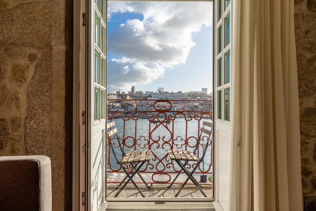 una finestra con vista sulla città da un balcone di YOUROPO - Ribeira Porto a Porto