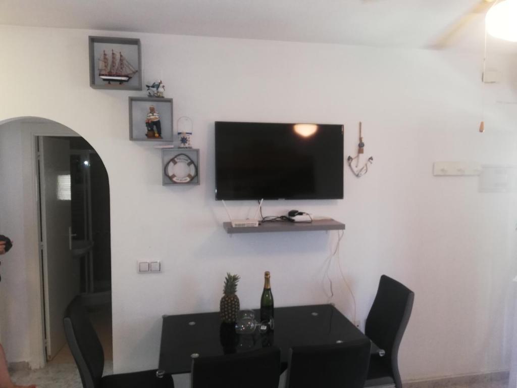 TV a/nebo společenská místnost v ubytování APARTAMENT ORIHUELA COSTA PLAYA FLAMENCA