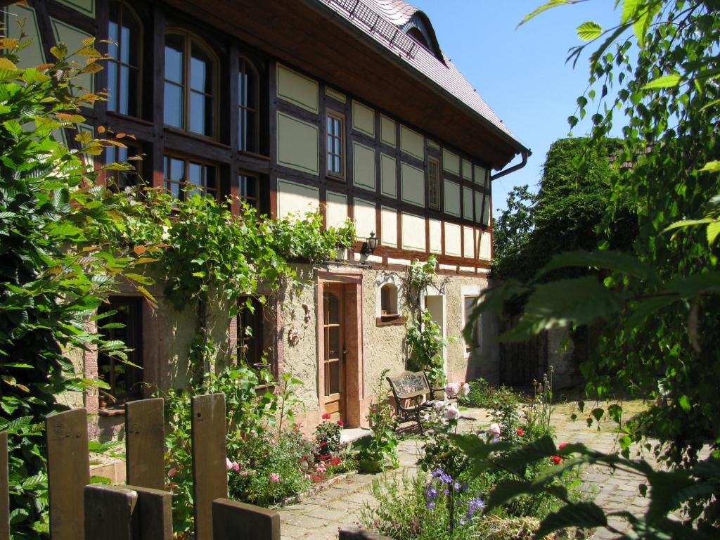 Sonnenhof Muldental في Colditz: منزل أمامه حديقة