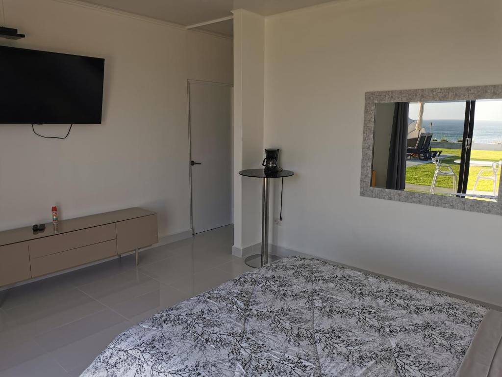 Postel nebo postele na pokoji v ubytování Ocean Breeze Cove - Luxury Retreat